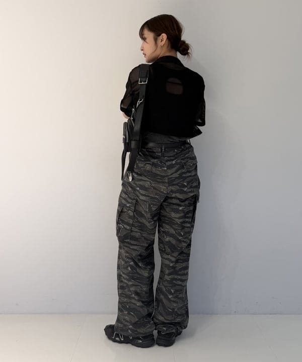 松本 佳菜子さんの「BEAMS WOMEN｜ワイド ショルダー バッグ」を使ったコーディネート