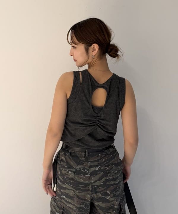 松本 佳菜子さんの「BEAMS WOMEN｜ワイド ショルダー バッグ」を使ったコーディネート