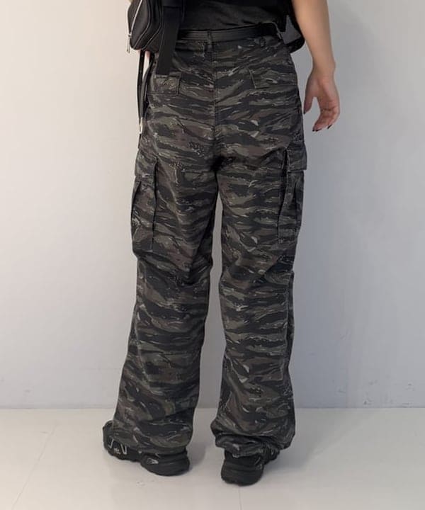 松本 佳菜子さんの「BEAMS WOMEN｜ワイド ショルダー バッグ」を使ったコーディネート