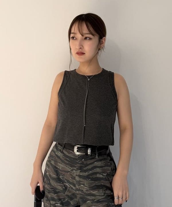 松本 佳菜子さんの「BEAMS WOMEN｜ワイド ショルダー バッグ」を使ったコーディネート