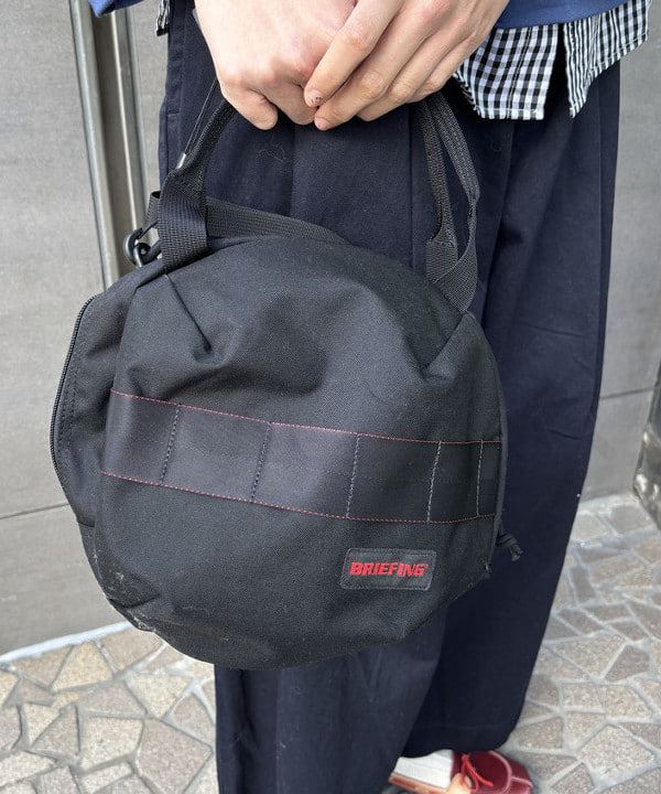 み　う　ちさんの「BEAMS WOMEN｜BRIEFING &times; BEAMS BOY / 別注 ヘルメット バッグ」を使ったコーディネート