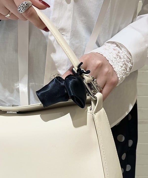 江口 息吹さんの「BEAMS WOMEN｜ドット サテン フリル スカート」を使ったコーディネート