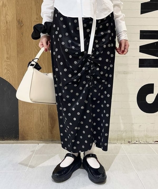江口 息吹さんの「BEAMS WOMEN｜ドット サテン フリル スカート」を使ったコーディネート