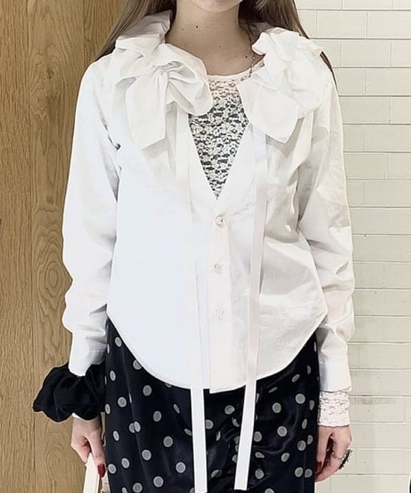 江口 息吹さんの「BEAMS WOMEN｜ドット サテン フリル スカート」を使ったコーディネート