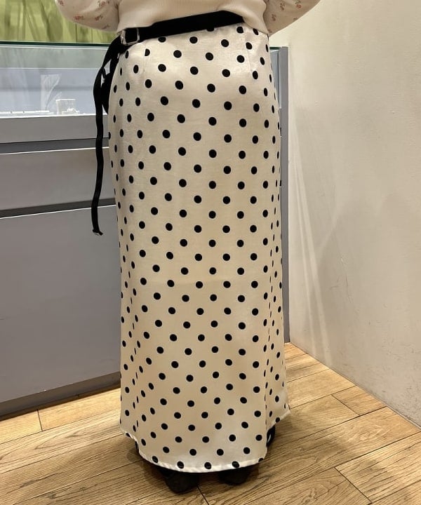 ナカノ アイさんの「BEAMS WOMEN｜ドット サテン フリル スカート」を使ったコーディネート