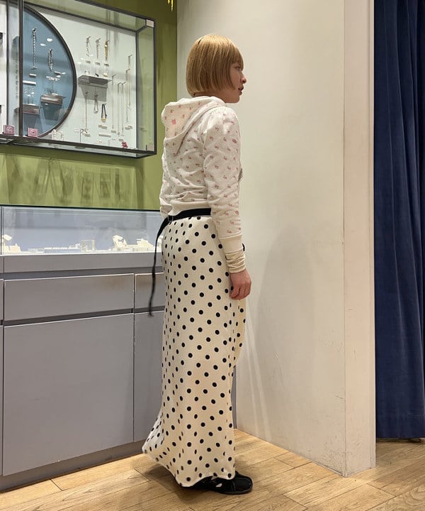 ナカノ アイさんの「BEAMS WOMEN｜ドット サテン フリル スカート」を使ったコーディネート