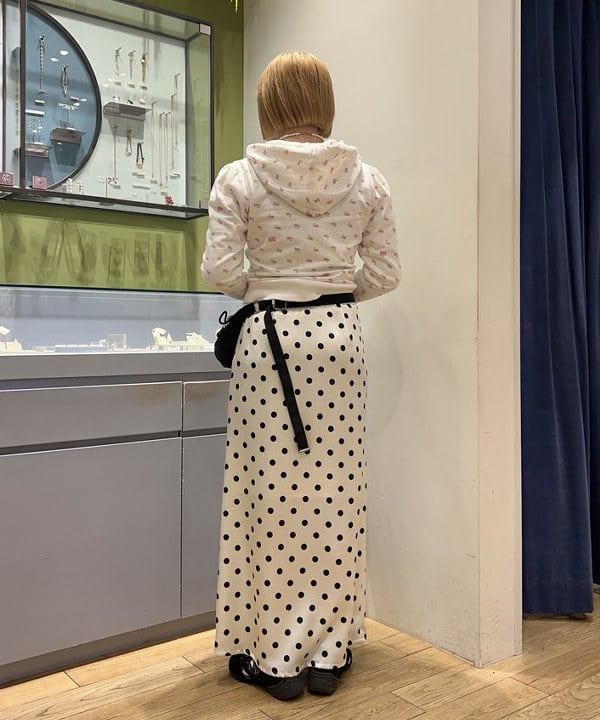 ナカノ アイさんの「BEAMS WOMEN｜ドット サテン フリル スカート」を使ったコーディネート