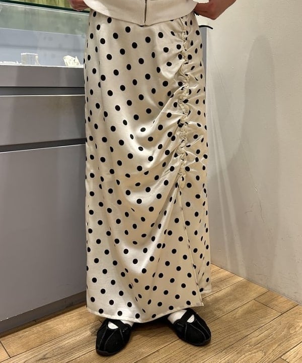 ナカノ アイさんの「BEAMS WOMEN｜ドット サテン フリル スカート」を使ったコーディネート