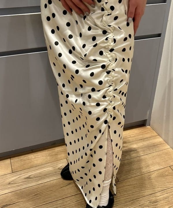 ナカノ アイさんの「BEAMS WOMEN｜ドット サテン フリル スカート」を使ったコーディネート