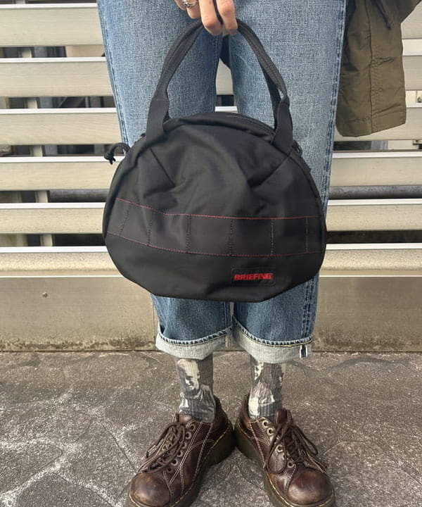 MATSUMOTO AMIさんの「BEAMS WOMEN｜BRIEFING &times; BEAMS BOY / 別注 ヘルメット バッグ」を使ったコーディネート