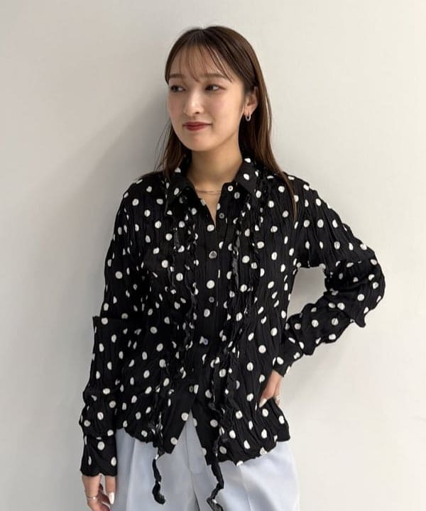 松本 佳菜子さんの「BEAMS WOMEN｜ドット クリンクル フリル シャツ」を使ったコーディネート
