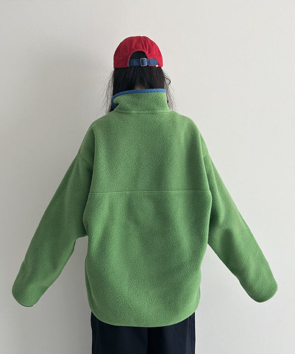 清水 彩乃さんの「BEAMS WOMEN｜ワイド タック チノ パンツ」を使ったコーディネート