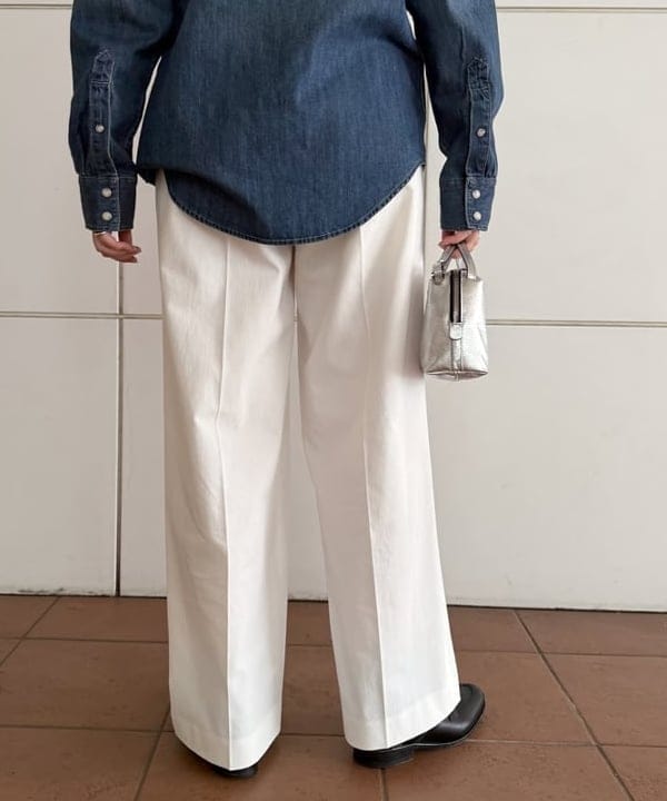 大浦 栞さんの「BEAMS WOMEN｜AK+1 / 8オンス ウォッシュド シャツ」を使ったコーディネート