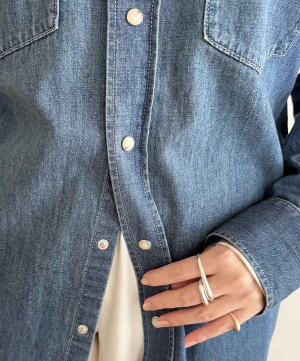 大浦 栞さんの「BEAMS WOMEN｜AK+1 / 8オンス ウォッシュド シャツ」を使ったコーディネート