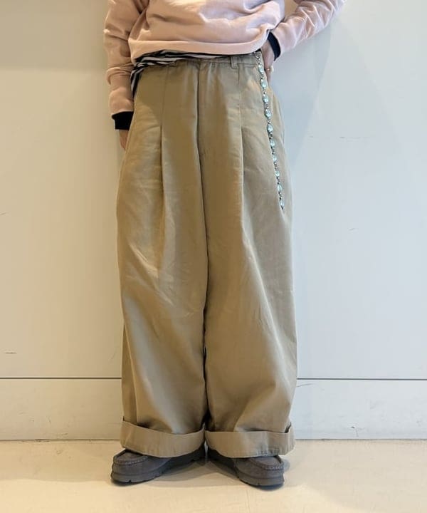 清水 彩乃さんの「BEAMS WOMEN｜ワイド タック チノ パンツ」を使ったコーディネート