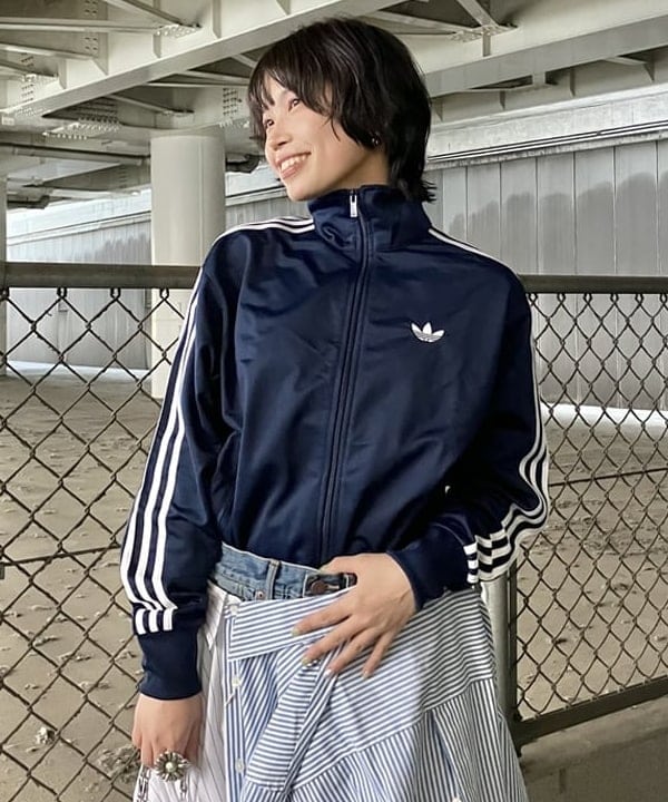 みやさかさんの「BEAMS WOMEN｜フェード ダメージ デニムパンツ 【ワイドストレートフィット】」を使ったコーディネート