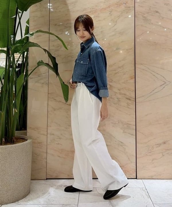 茂野 真楓さんの「BEAMS WOMEN｜AK+1 / 8オンス ウォッシュド シャツ」を使ったコーディネート