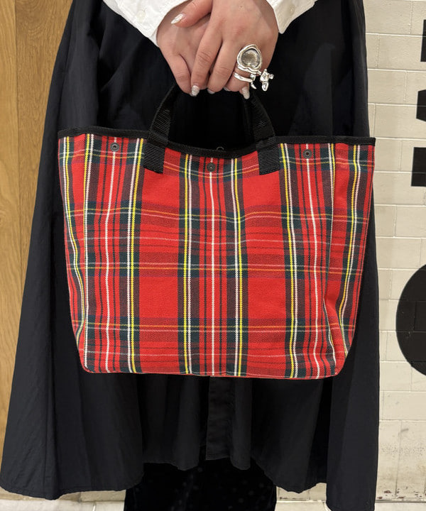 大石彩可さんの「BEAMS WOMEN｜ナイロン タッサー C-1 ノースリーブ ワンピース」を使ったコーディネート