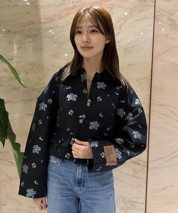 茂野 真楓さんの「BEAMS WOMEN｜BAUM UND PFERDGARTEN / BEBETH フラワー ジャケット」を使ったコーディネート