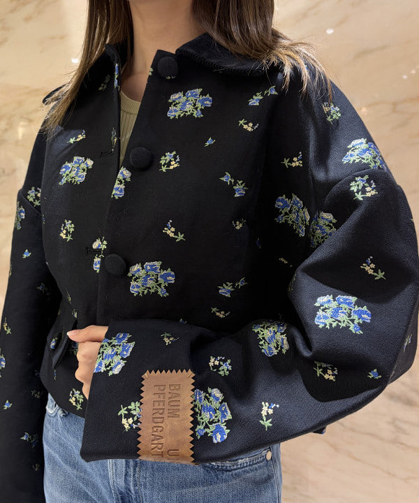 茂野 真楓さんの「BEAMS WOMEN｜BAUM UND PFERDGARTEN / BEBETH フラワー ジャケット」を使ったコーディネート