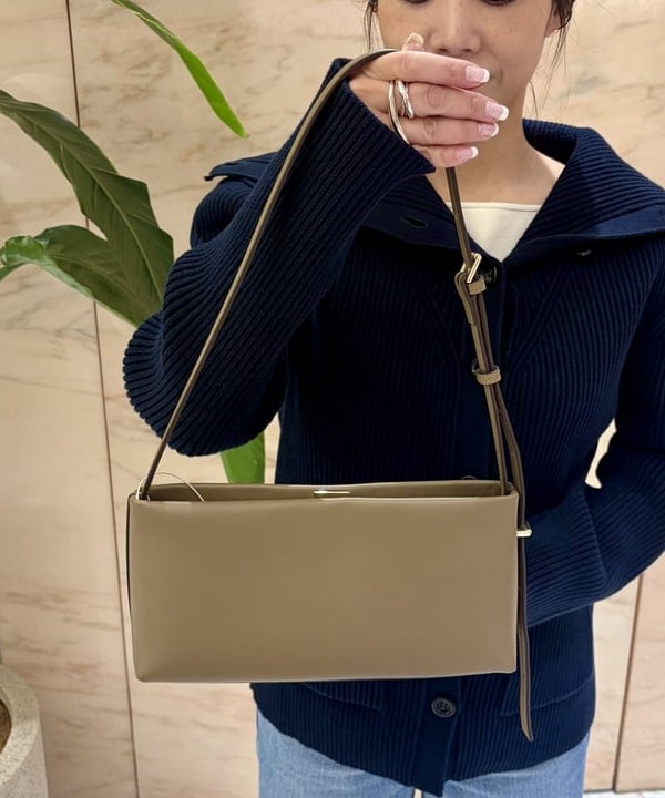 小笠原 楓さんの「BEAMS WOMEN｜ORR / ダブルポケット リブニット カーディガン」を使ったコーディネート