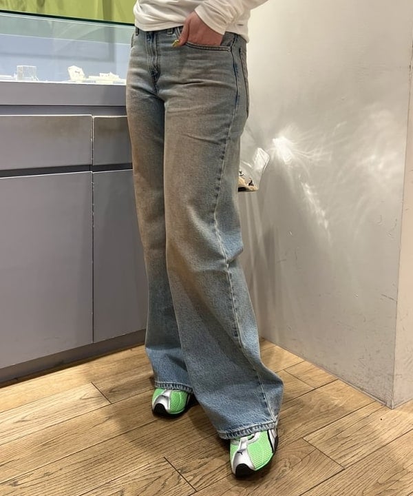 ゆいさんの「BEAMS WOMEN｜LEVI&rsquo;S(R) / LOOSE BOOT ジーンズ ライトインディゴ」を使ったコーディネート