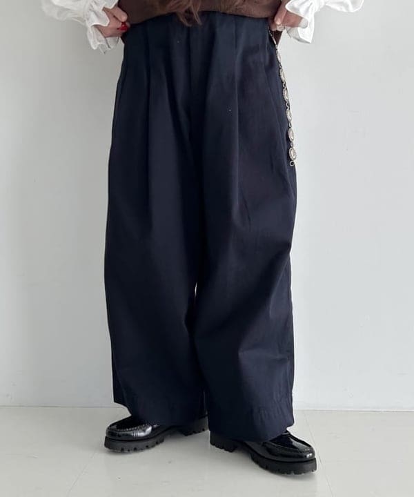 清水 彩乃さんの「BEAMS WOMEN｜ワイド タック チノ パンツ」を使ったコーディネート