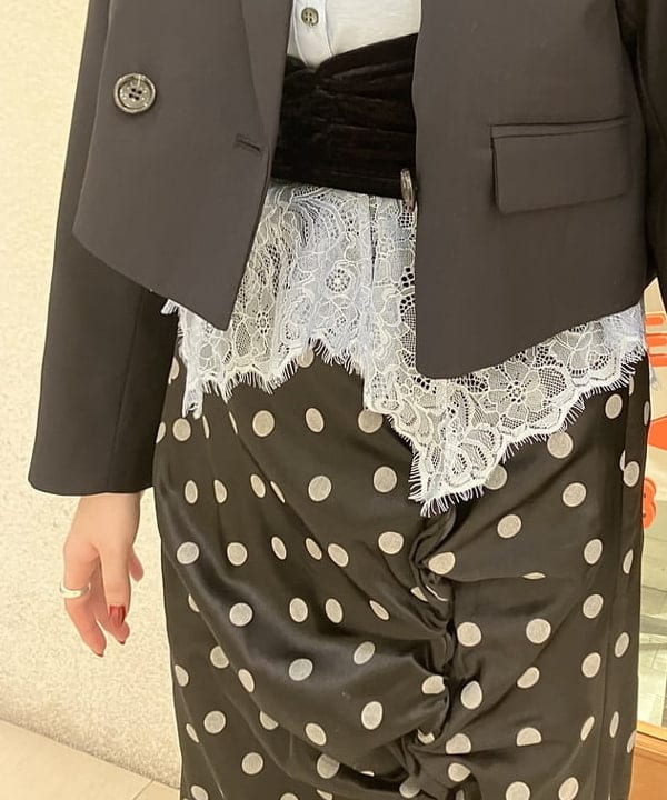 江口 息吹さんの「BEAMS WOMEN｜ドット サテン フリル スカート」を使ったコーディネート