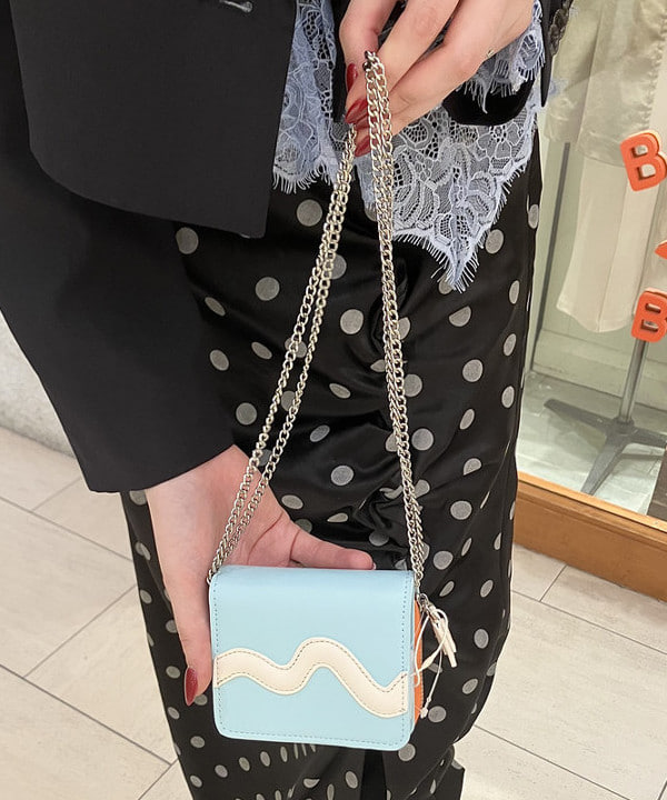 江口 息吹さんの「BEAMS WOMEN｜ドット サテン フリル スカート」を使ったコーディネート