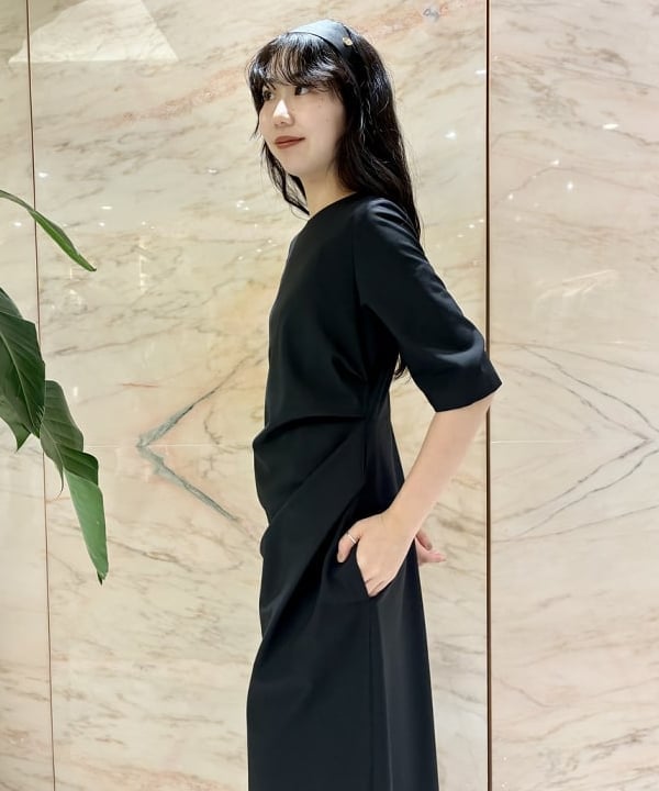 中丸　栞さんの「BEAMS WOMEN｜TRESSE / ワイド レザー カチューシャ」を使ったコーディネート