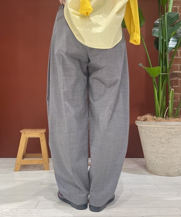 エノモト アミさんの「BEAMS WOMEN｜ドビー ストライプ ビッグ BDシャツ ＜定番 / オンオフ兼用＞」を使ったコーディネート