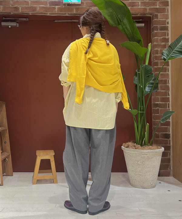 エノモト アミさんの「BEAMS WOMEN｜ドビー ストライプ ビッグ BDシャツ ＜定番 / オンオフ兼用＞」を使ったコーディネート