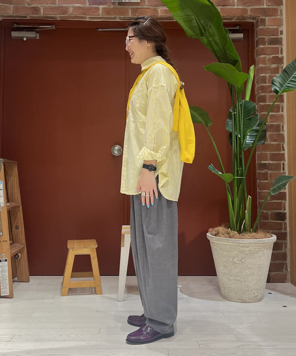 エノモト アミさんの「BEAMS WOMEN｜ドビー ストライプ ビッグ BDシャツ ＜定番 / オンオフ兼用＞」を使ったコーディネート