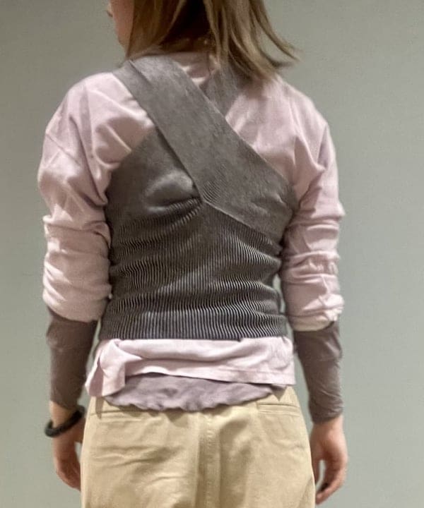 小原 もこさんの「BEAMS WOMEN｜maturely / プレーティング ワンショルダー ベスト」を使ったコーディネート