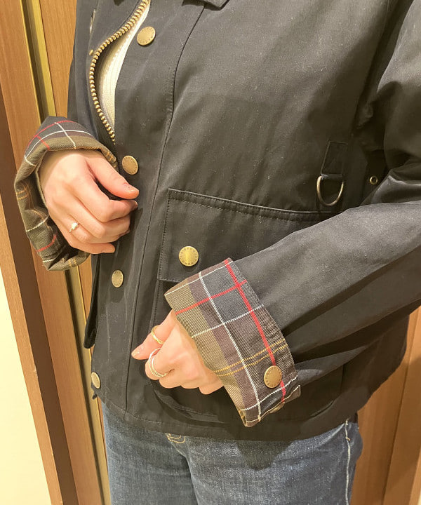岡 妃呂美さんの「BEAMS WOMEN｜【別注】Barbour / SPEY ジャケット」を使ったコーディネート