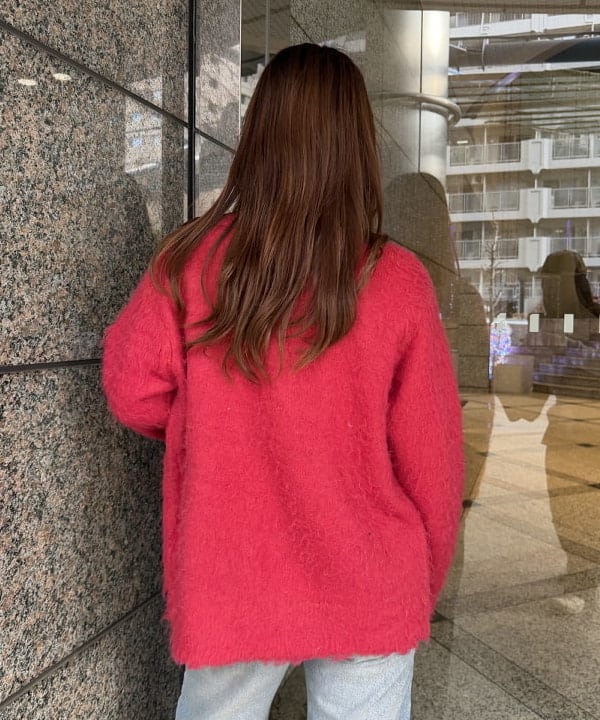 松本 佳菜子さんの「BEAMS WOMEN｜ヘアリー シャギー Vネック カーディガン」を使ったコーディネート