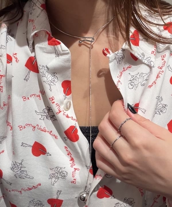 松本 佳菜子さんの「BEAMS WOMEN｜ヘアリー シャギー Vネック カーディガン」を使ったコーディネート