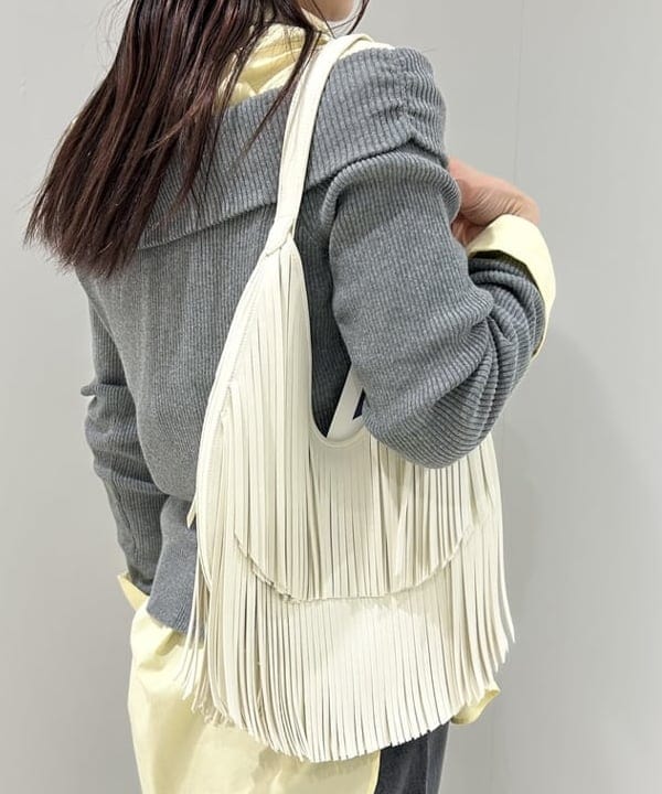 ササキさんの「BEAMS WOMEN｜リブ オフショルダー ニット」を使ったコーディネート