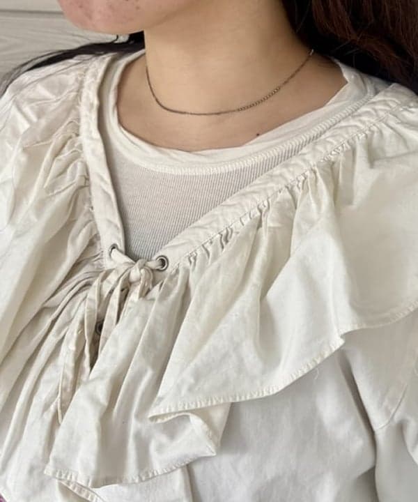 チナツさんの「BEAMS WOMEN｜ブラス 太フープ ピアス」を使ったコーディネート