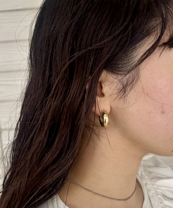 チナツさんの「BEAMS WOMEN｜ブラス 太フープ ピアス」を使ったコーディネート