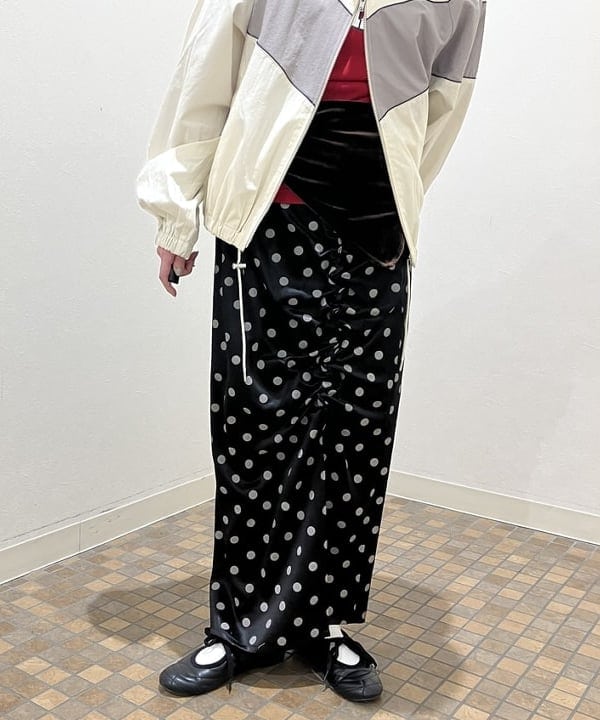 森本 理絵さんの「BEAMS WOMEN｜ドット サテン フリル スカート」を使ったコーディネート