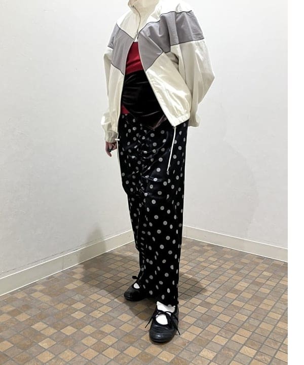 森本 理絵さんの「BEAMS WOMEN｜ドット サテン フリル スカート」を使ったコーディネート