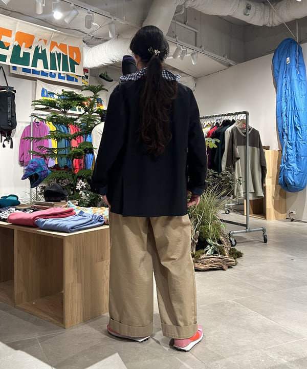 清水 彩乃さんの「BEAMS WOMEN｜ワイド タック チノ パンツ」を使ったコーディネート