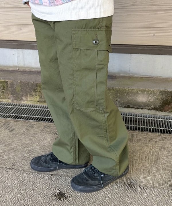 コウリキ　マミさんの「BEAMS WOMEN｜【別注】BUZZ RICKSON'S / ポプリン アーミーパンツ」を使ったコーディネート