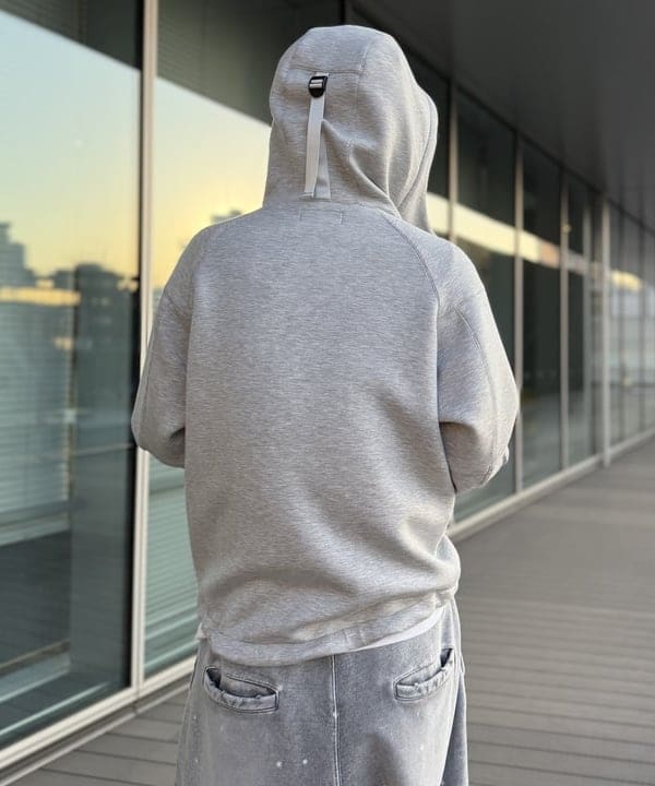 BAKU(東江 漠)さんの「BEAMS WOMEN｜ワイドストレートフィット ダメージ スウェットパンツ」を使ったコーディネート