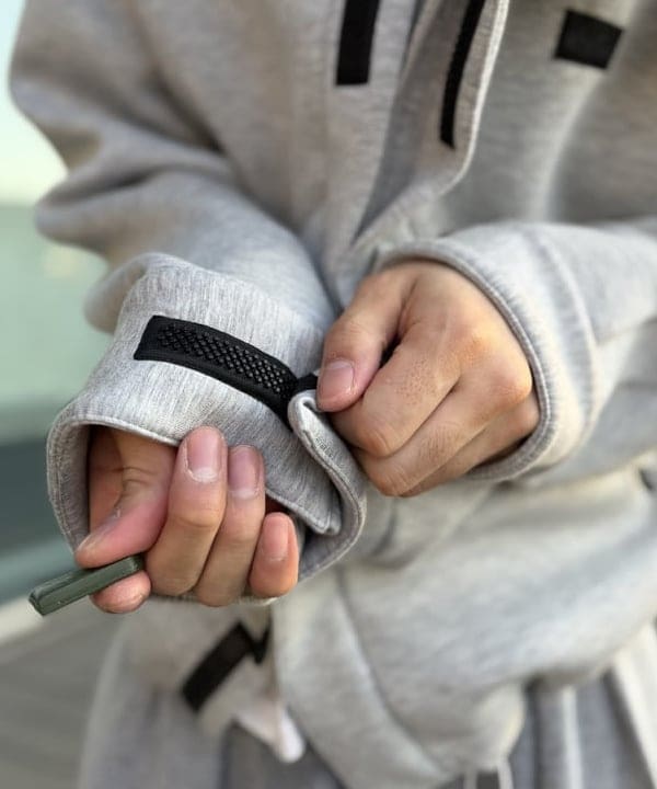 BAKU(東江 漠)さんの「BEAMS WOMEN｜ワイドストレートフィット ダメージ スウェットパンツ」を使ったコーディネート