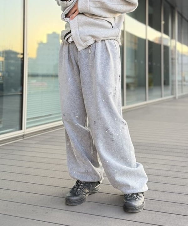 BAKU(東江 漠)さんの「BEAMS WOMEN｜ワイドストレートフィット ダメージ スウェットパンツ」を使ったコーディネート