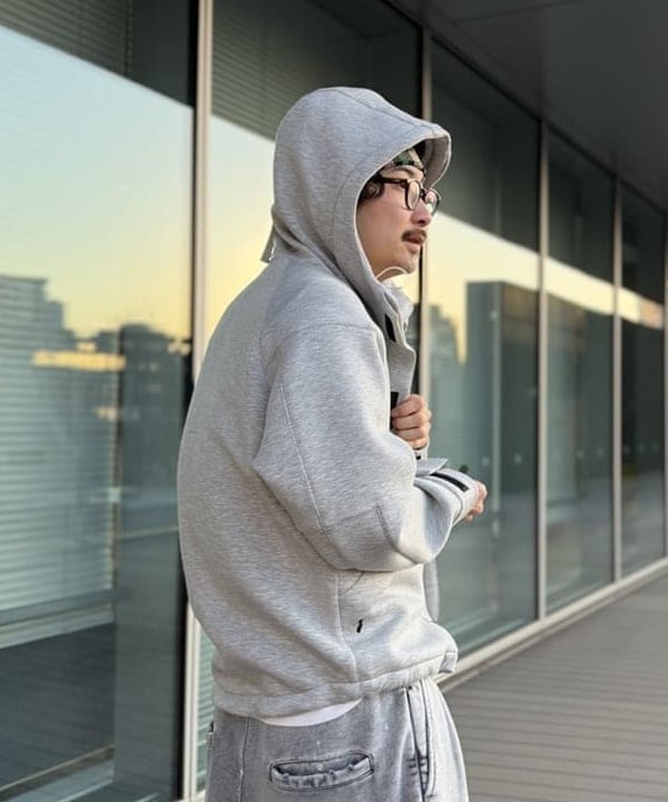 BAKU(東江 漠)さんの「BEAMS WOMEN｜ワイドストレートフィット ダメージ スウェットパンツ」を使ったコーディネート