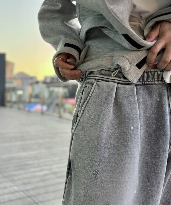 BAKU(東江 漠)さんの「BEAMS WOMEN｜ワイドストレートフィット ダメージ スウェットパンツ」を使ったコーディネート