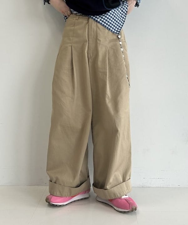 清水 彩乃さんの「BEAMS WOMEN｜ワイド タック チノ パンツ」を使ったコーディネート